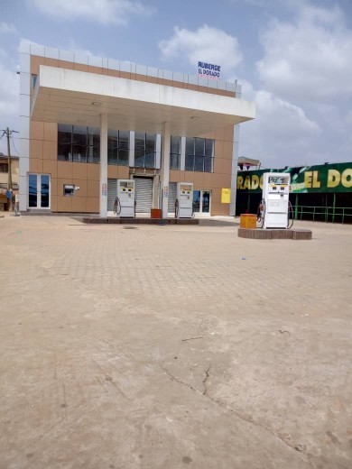 Station d'essence - immeuble - bar - Lomé