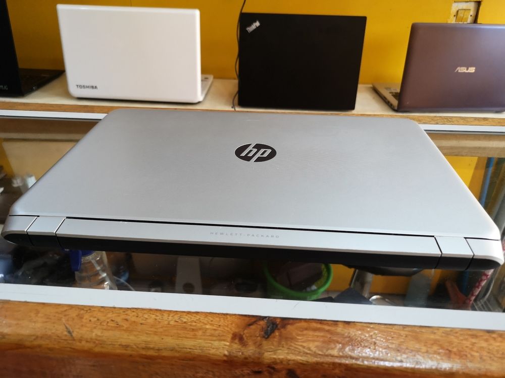 Hp pavilion15 notebook Intel core i5 ram 6GB disk dur 1tera HDD Carte graphique Nvidia GeForce 840M Mémoire vidéo dédié 2GB DDR3 écran 15pouces seconde main propre garantie et facture assuré livraison rapide