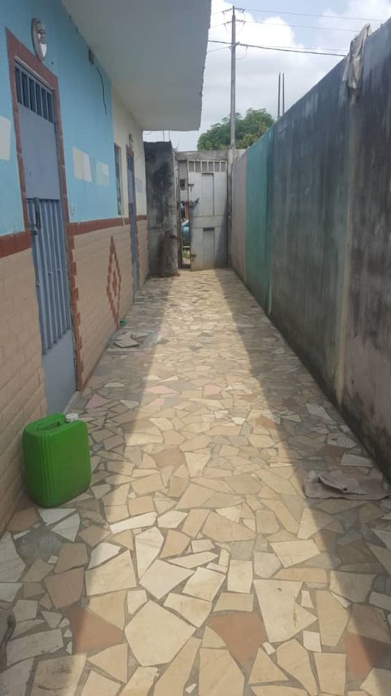 Studio Américain À Yopougon