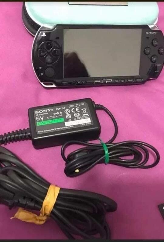 C’est des moments de renouveau et de bonheur psp casi neuve propre + 25 jeux intègre