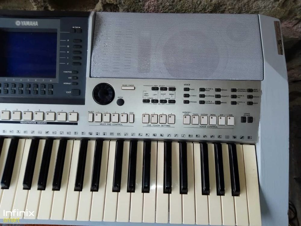 Piano YAMAHA PSR S 700