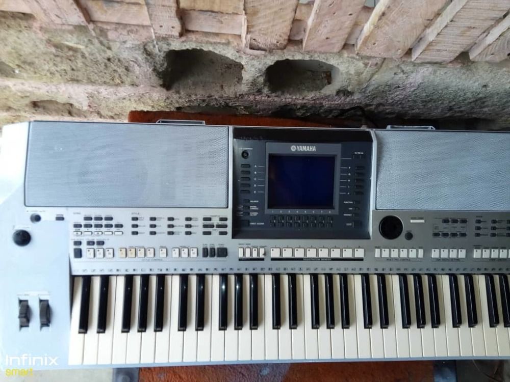 Piano YAMAHA PSR S 700