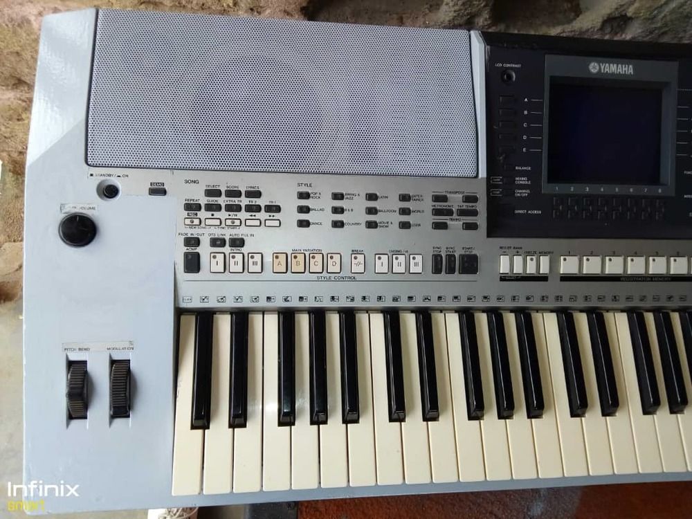 Piano YAMAHA PSR S 700