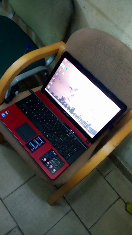 UN ORDINATEUR ADVENT ROMA