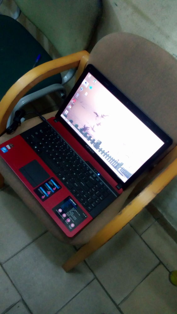 UN ORDINATEUR ADVENT ROMA