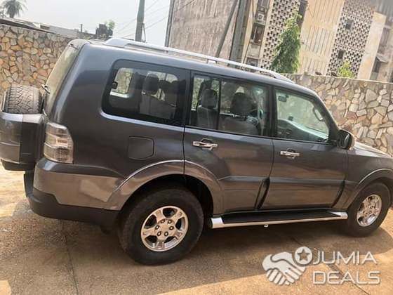 Mitsubishi Pajero DID maison mere Année 2009 Essence Boîte Manuelle Climatisé