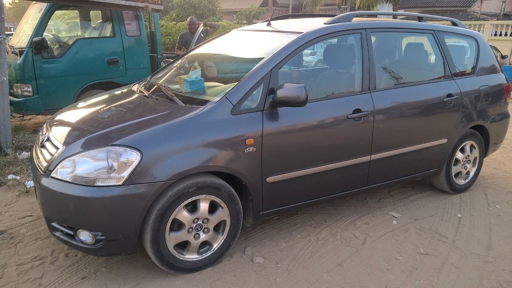 TOYOTA AVENSIS VERSO 7 PLACES