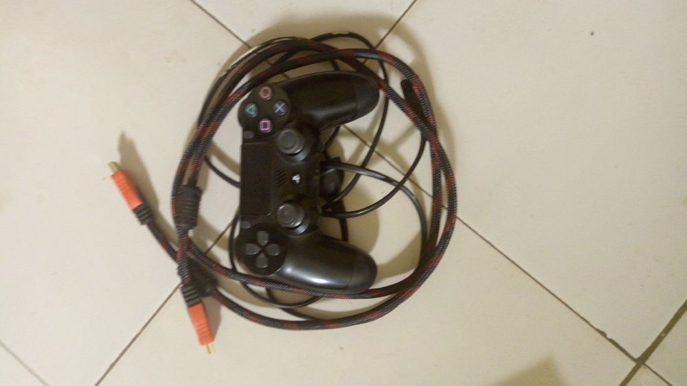 Ps4 Fat 1 Tera Vendu Avec Une Manette