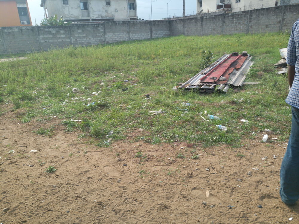 Terrain clôturé de 2000m2 a l'angle de rue avec un acd déjà disponible.