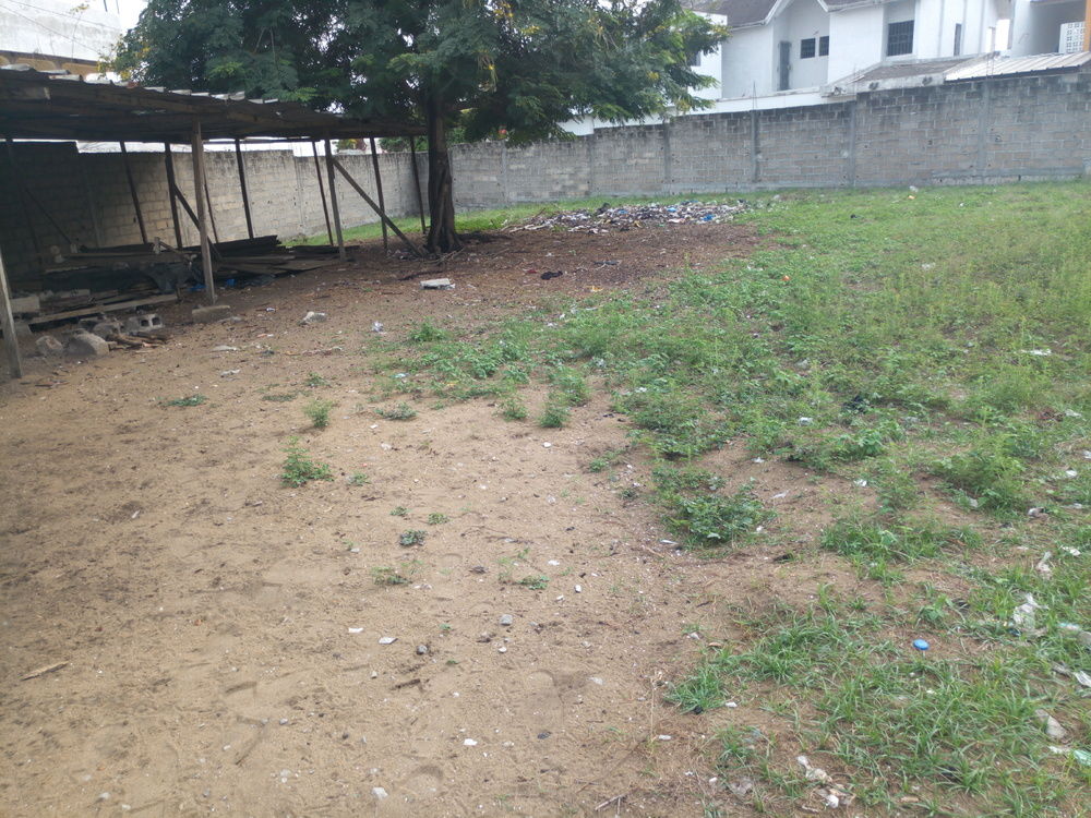 Terrain clôturé de 2000m2 a l'angle de rue avec un acd déjà disponible.