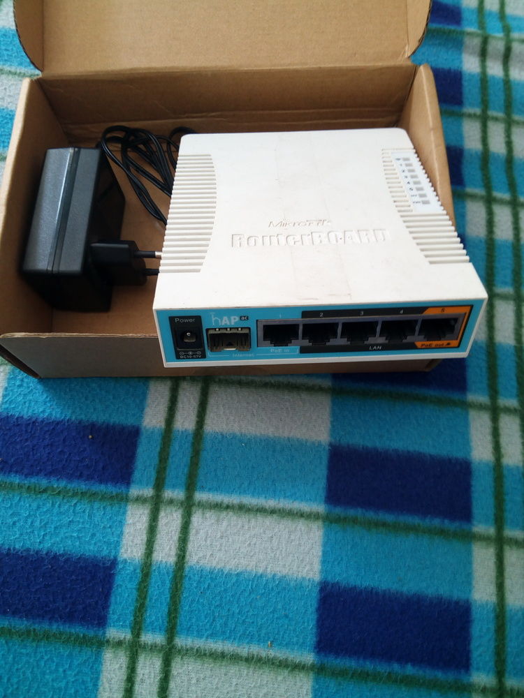 Routeur/Serveur MikroTik RB962UiGS-5HacT2HnT
