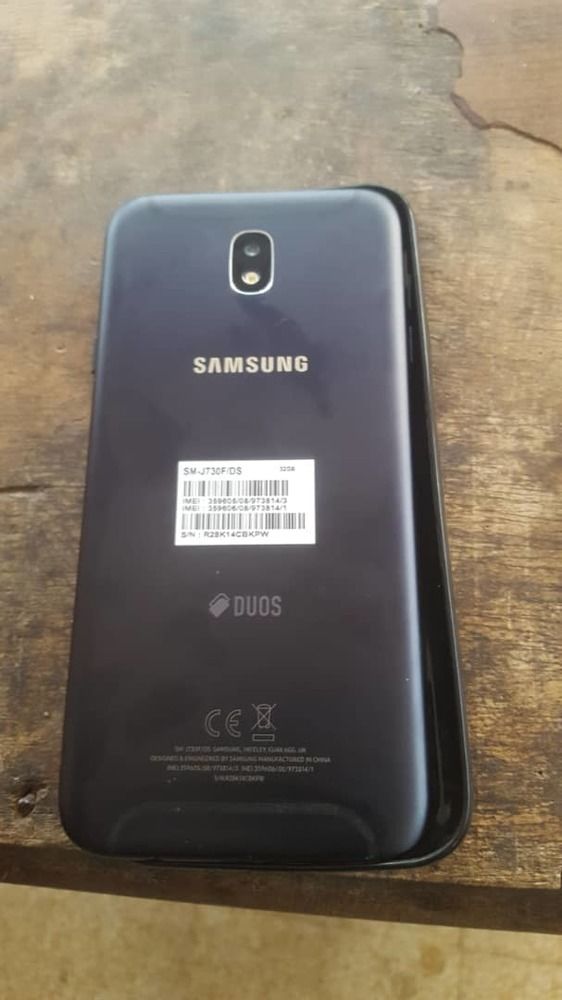 Téléphone samsung Galaxy j7 pro 32 Go 3 Go ram