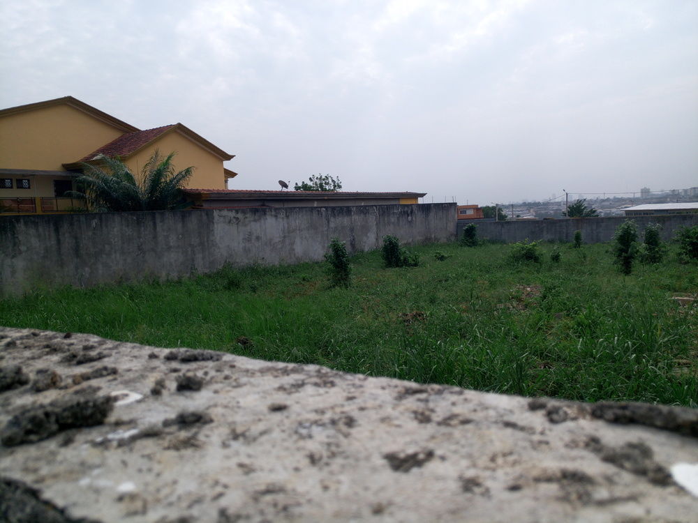 Terrain clôturé de 2000m2 avec un acd déjà disponible