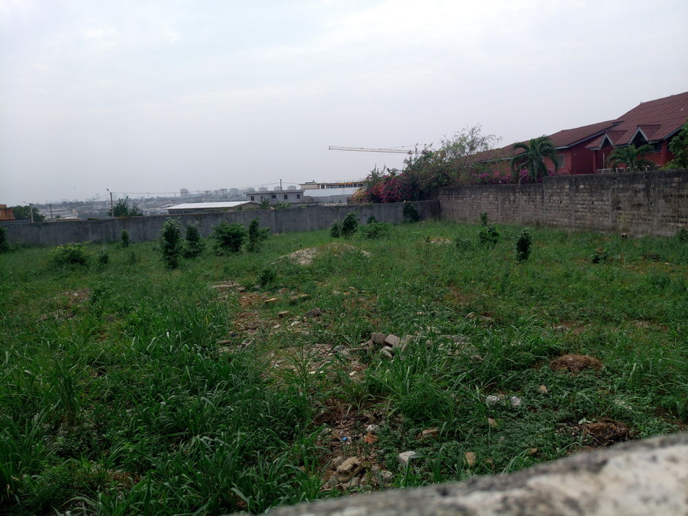 Terrain clôturé de 2000m2 avec un acd déjà disponible