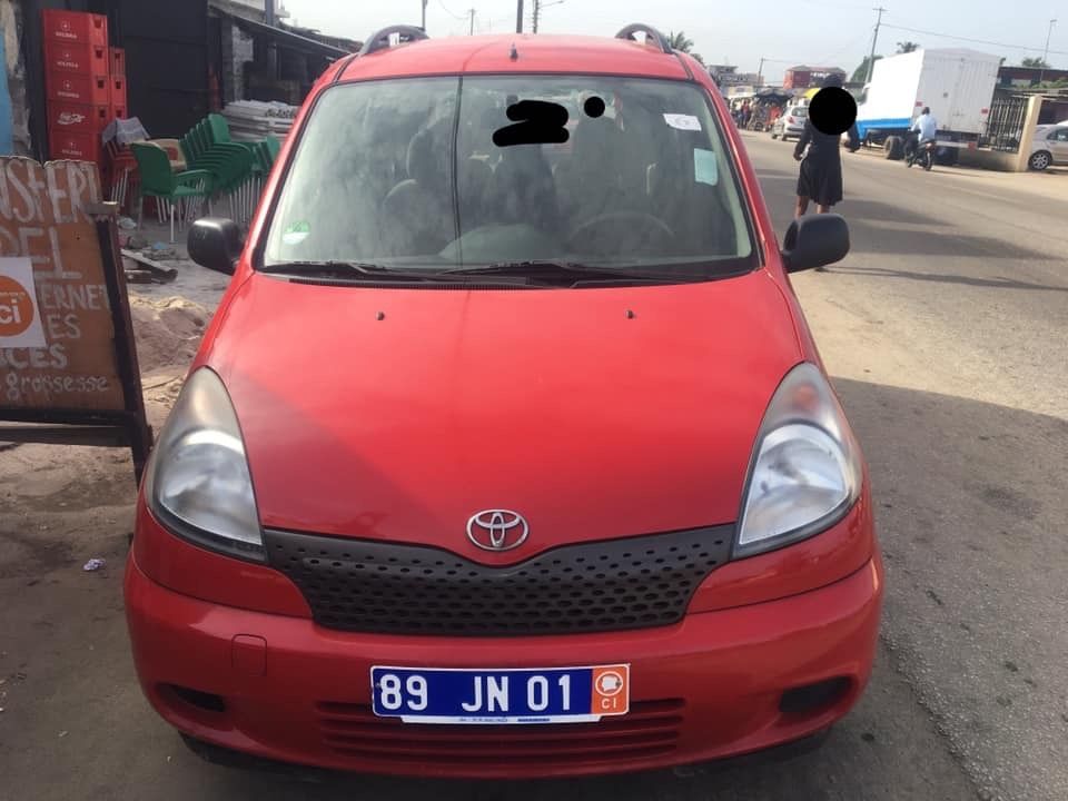 TOYOTA YARIS VERSO  2002 MANUELLE  ESSENCE IMPORTÉ