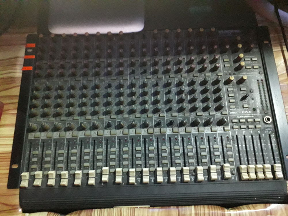 MACKIE CR1604-VLZ 16-CHANNEL MIC/LINE MIXER