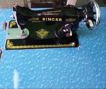 Machine a coudre singer (complet): neuve.