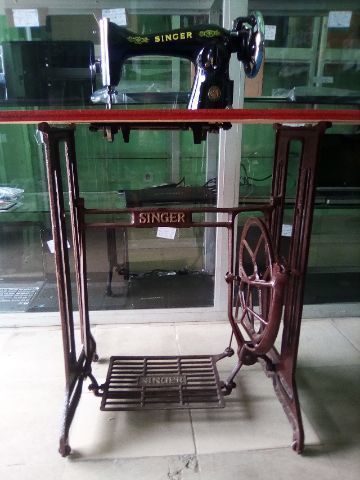 Machine a coudre singer (complet): neuve.