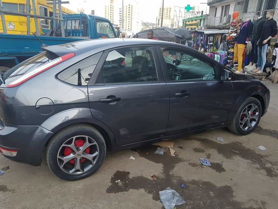 Rapidement FORD FOCUS 2008 importé, boîte AUTOMATIQUE, essence 4cylindres, papiers à jour, clim d'origine super propre