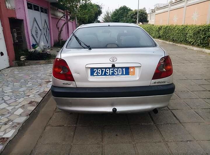 Toyota avensis model 2001