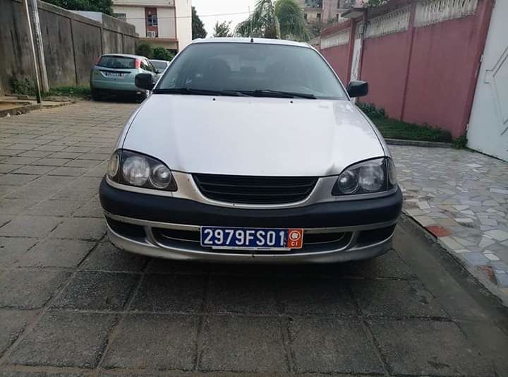 Toyota avensis model 2001
