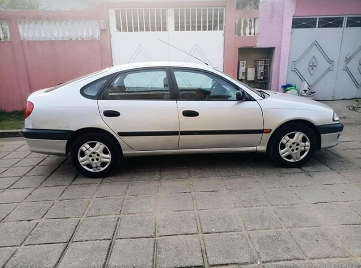 Toyota avensis model 2001