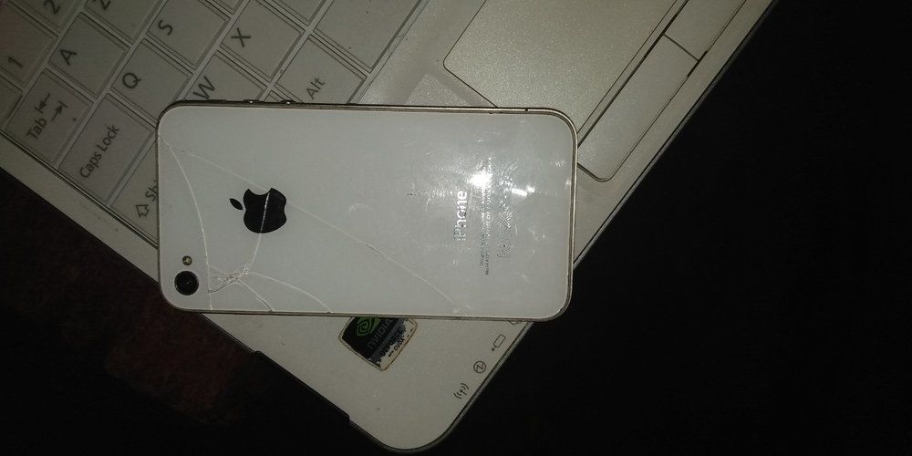 IPHONE 4 à  20000F CFA BLANC