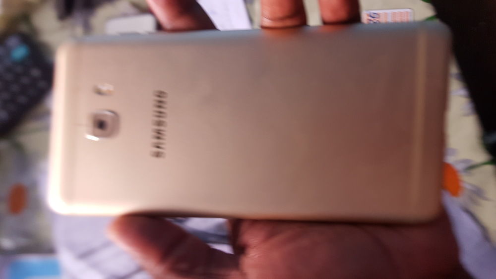 Vente d'un Samsung galaxy C9 pro 64gb rom 6gb ram dual sim avec empreinte digital