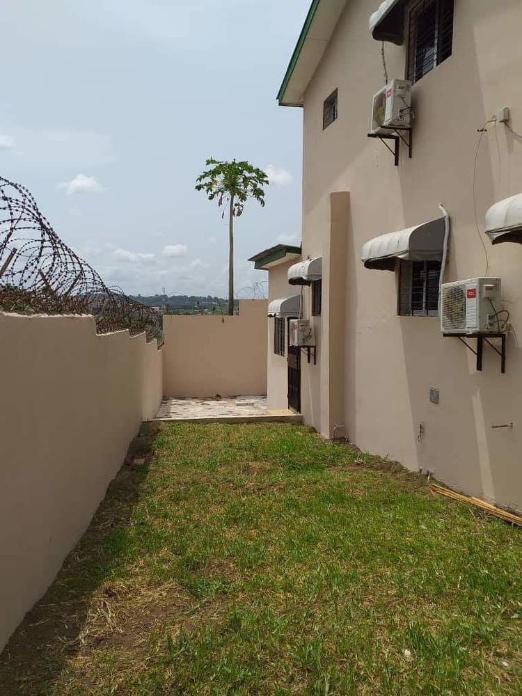 Duplex DE 6 Pièces Bingerville Cite Feh Kesse