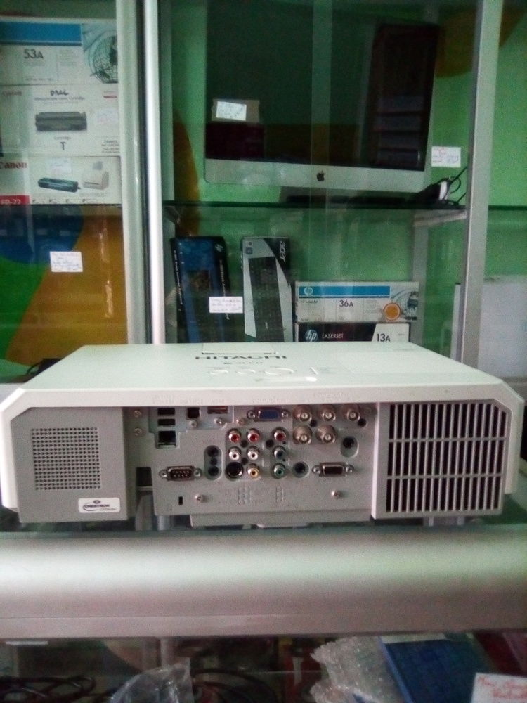 Projecteur HITACHI; Meilleure qualité d'image: Occasion importé en bon état.