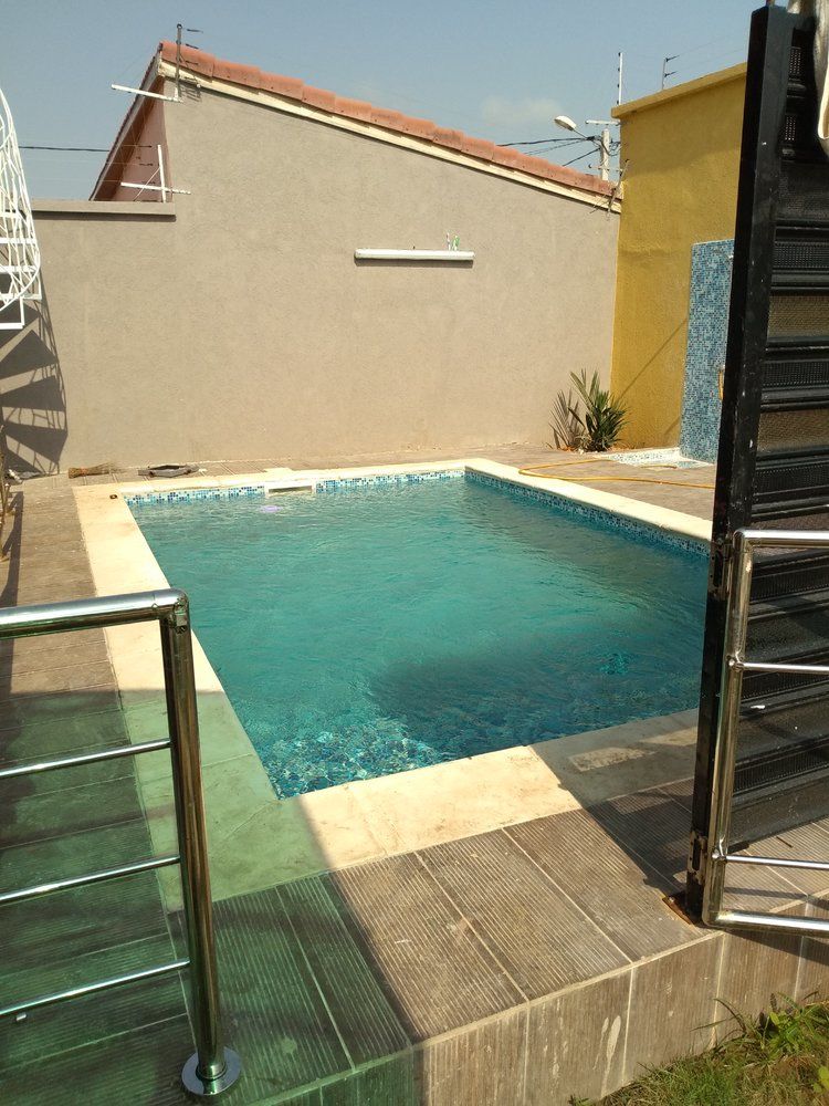 villa base de 5 pièce avec piscine jardin à louer.