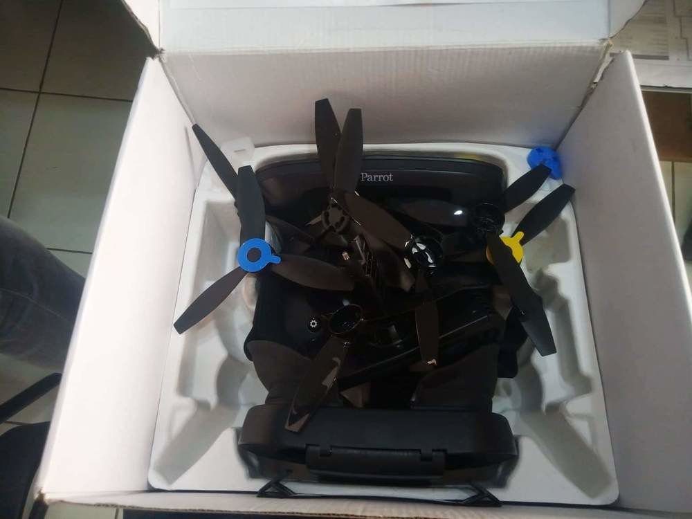 Parrot - Pack Drone Quadricoptère Bebop 2 Power + Lunette FPV + Skycontroller 2 - Noir
Avec deux batteries dans le carton 
Ayant fait un seul vol d'essai