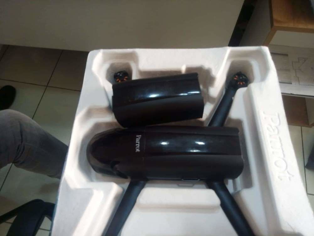 Parrot - Pack Drone Quadricoptère Bebop 2 Power + Lunette FPV + Skycontroller 2 - Noir
Avec deux batteries dans le carton 
Ayant fait un seul vol d'essai