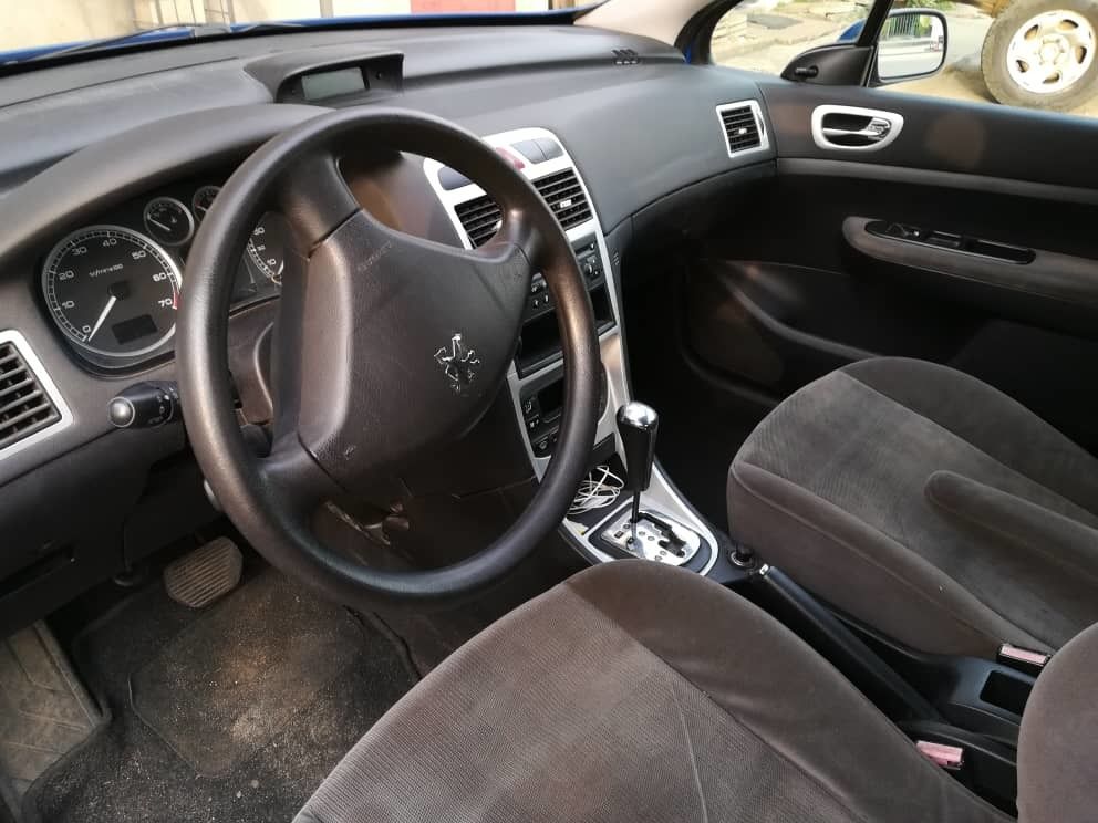 Peugeot 307 bleu en très bon état prix négociable