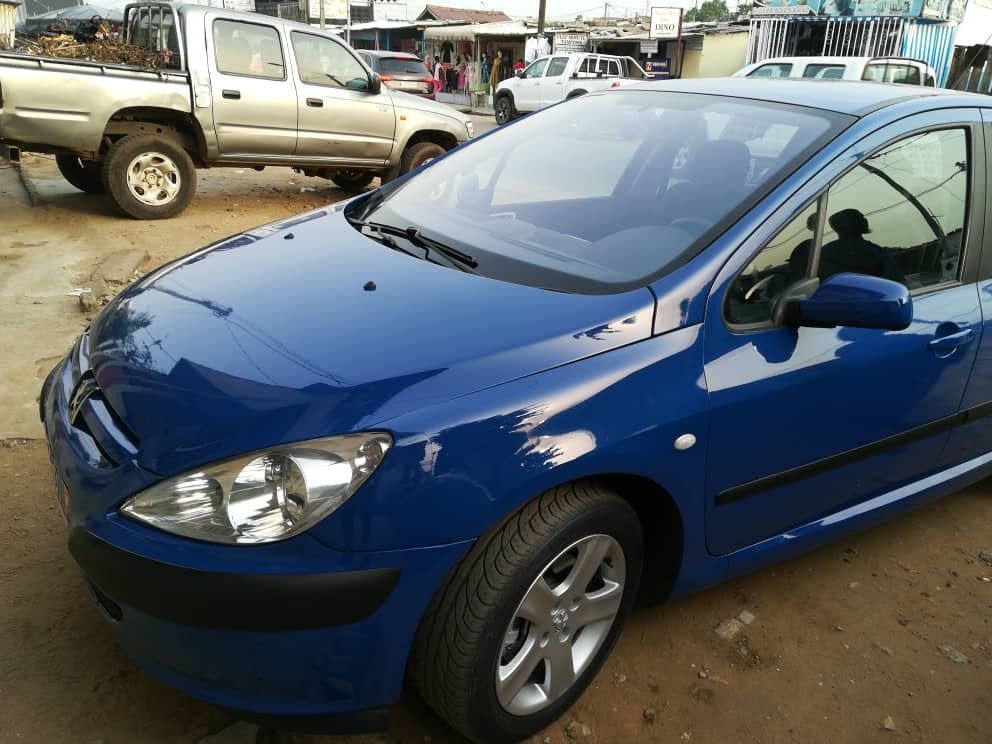 Peugeot 307 bleu en très bon état prix négociable