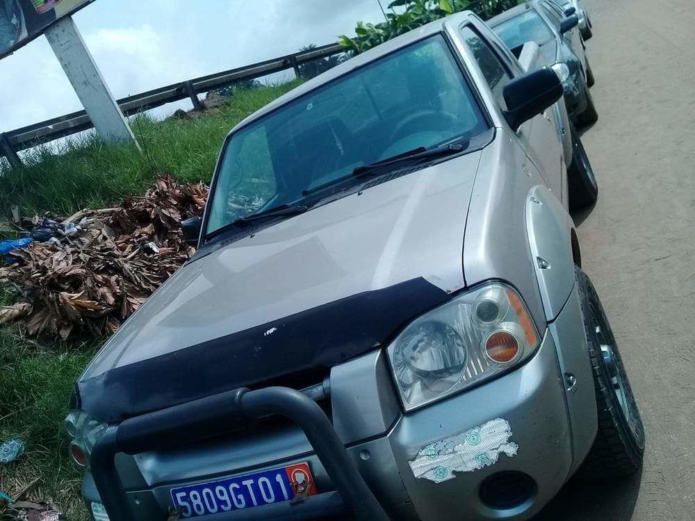 NISSAN HARDBODY BOÎTE AUTO VERSION AMÉRICAINE