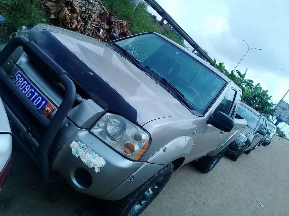 NISSAN HARDBODY BOÎTE AUTO VERSION AMÉRICAINE