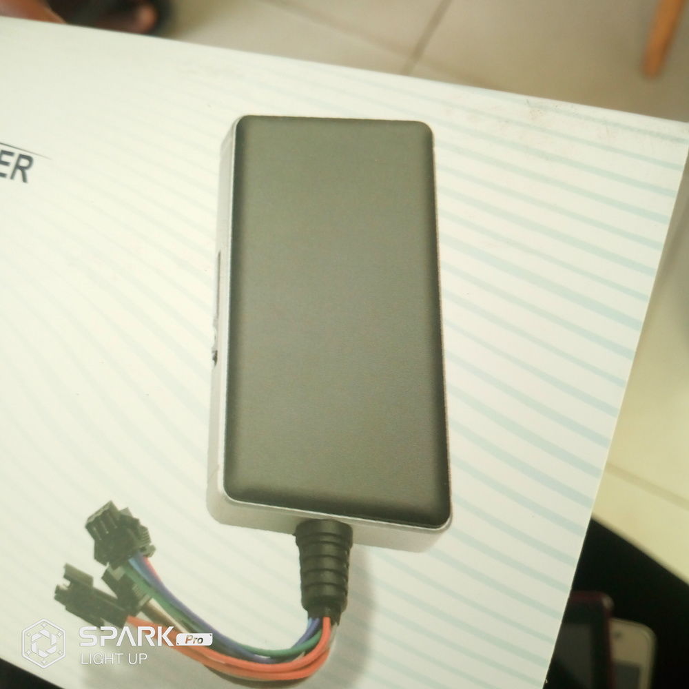Traceur GPS Véhicule Sans Abonnement - Compatible IOS/Android, étanche IPX6, Batterie Longue Durée
