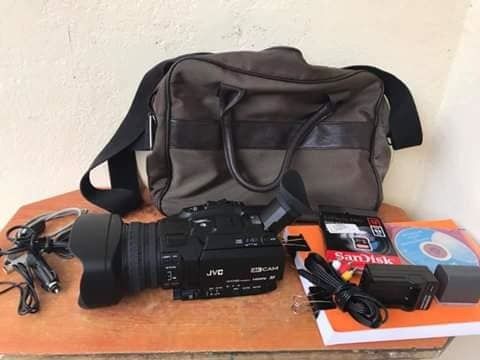 JVC GY-HM170E Caméscope 4K Ultra HD avec zoom optique 12x et HDMI