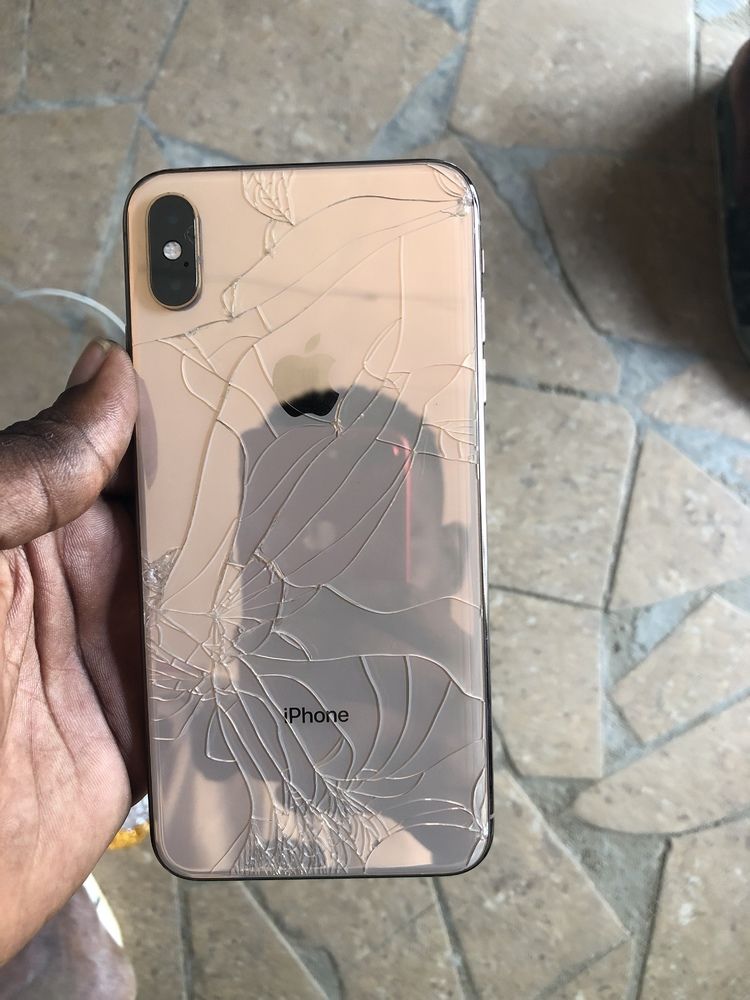 IPhone XS  max dos fissurée