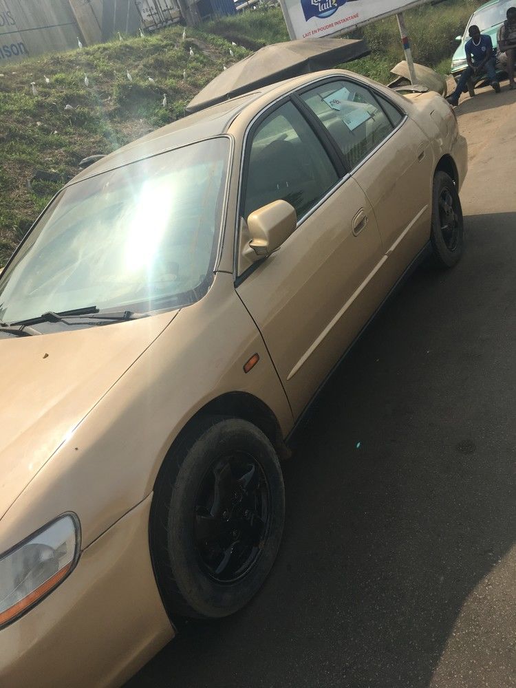 Honda accord 1999 cs en très bon état prix négociable