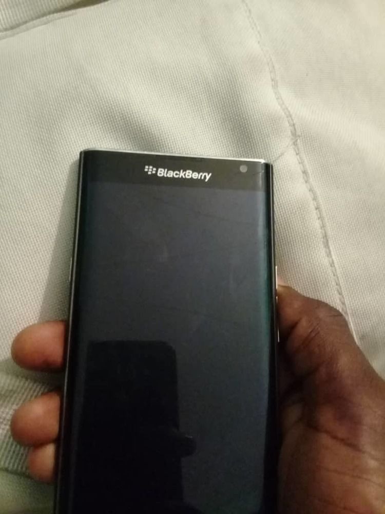 Troc blackberry priv vs Iphone 6plus 20000f