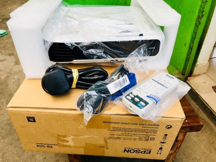 Projecteur vidéo epson EB-S04 avec wifi+HDMI+USB neuf dans carton