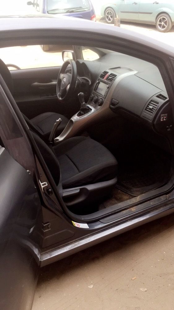 Toyota auris couleur grise