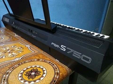 piano yamaha PSR -S750 en vente