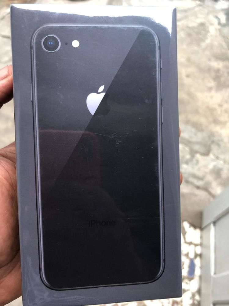 iPhone 8 64giga scellé