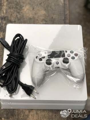 C'est que des moment  de deal ps4 slim casi neuve propre + 1 manette