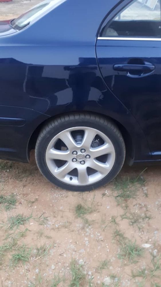 Toyota avensis année 2005 HT essence boîte automatique huit beige électronique super propre prix kado