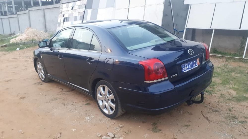 Toyota avensis année 2005 HT essence boîte automatique huit beige électronique super propre prix kado