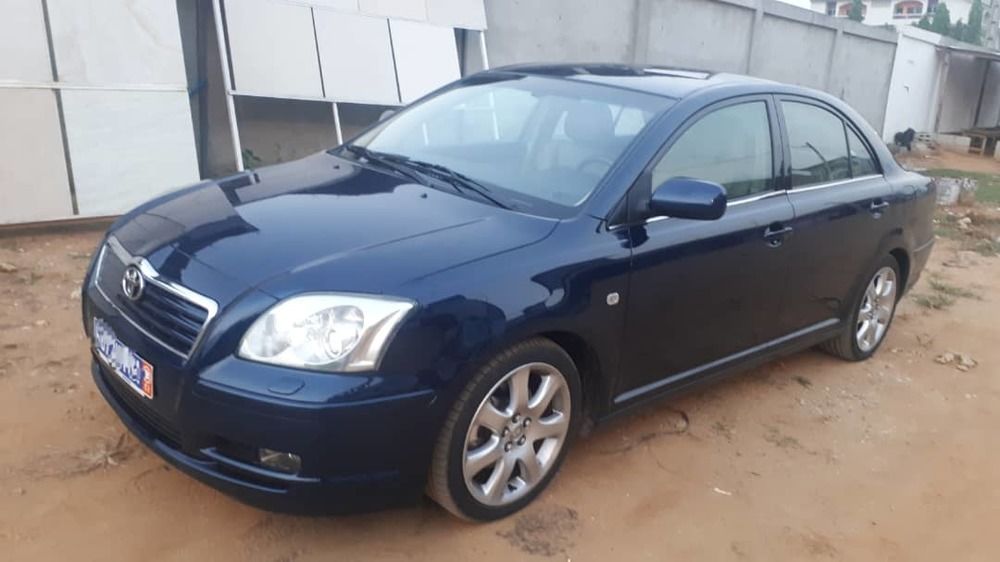 Toyota avensis année 2005 HT essence boîte automatique huit beige électronique super propre prix kado